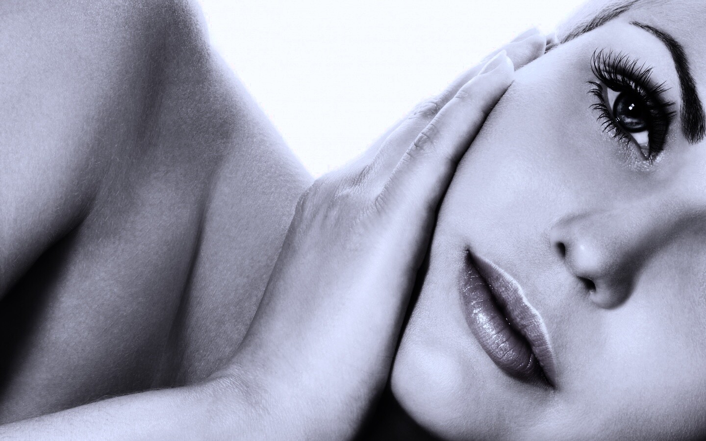 Взгляд из под ресниц обои