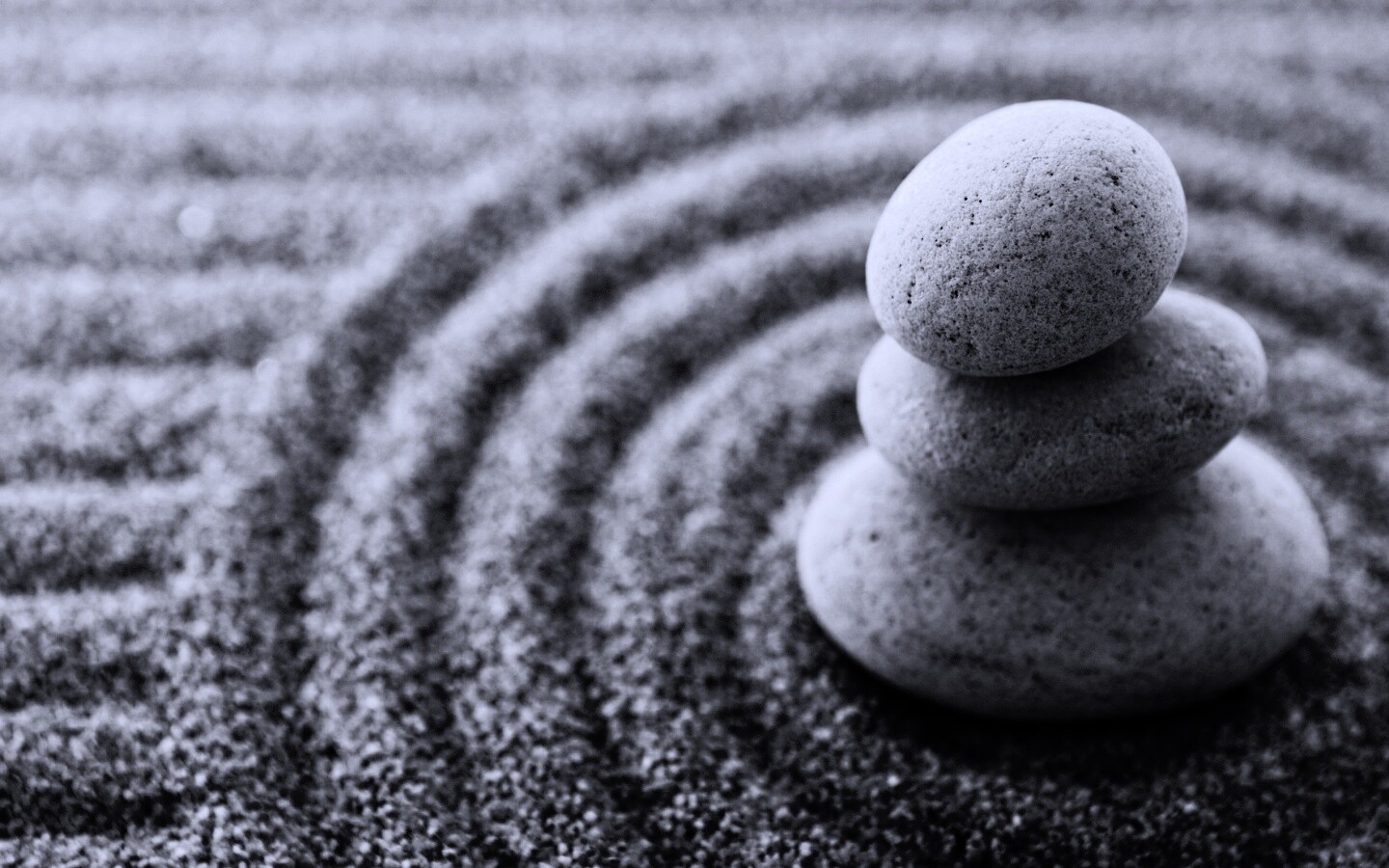 Пирамидка в саду камней обои