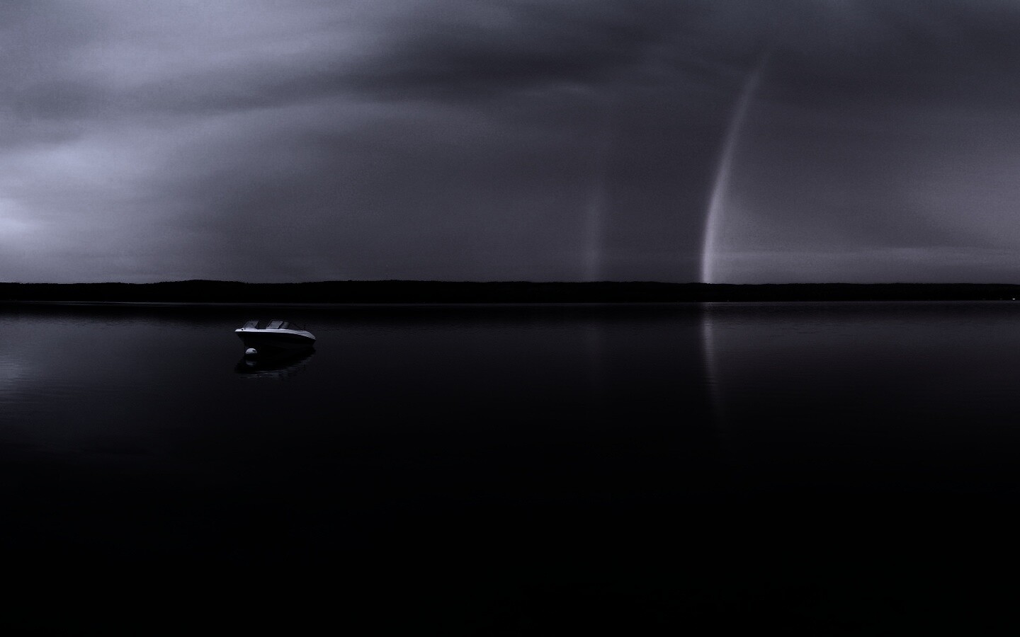 Катер на озере обои