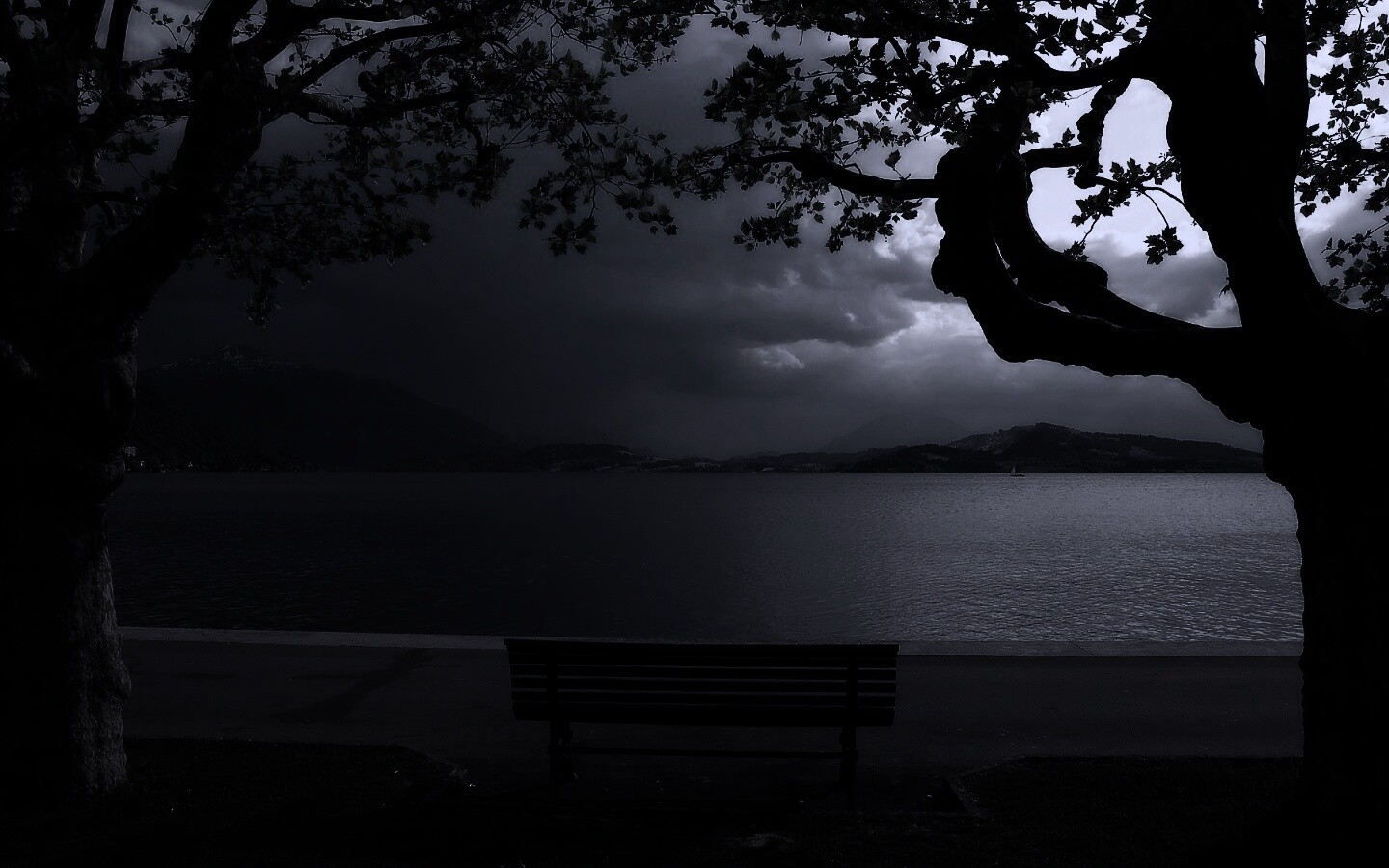 Скамейка на берегу обои