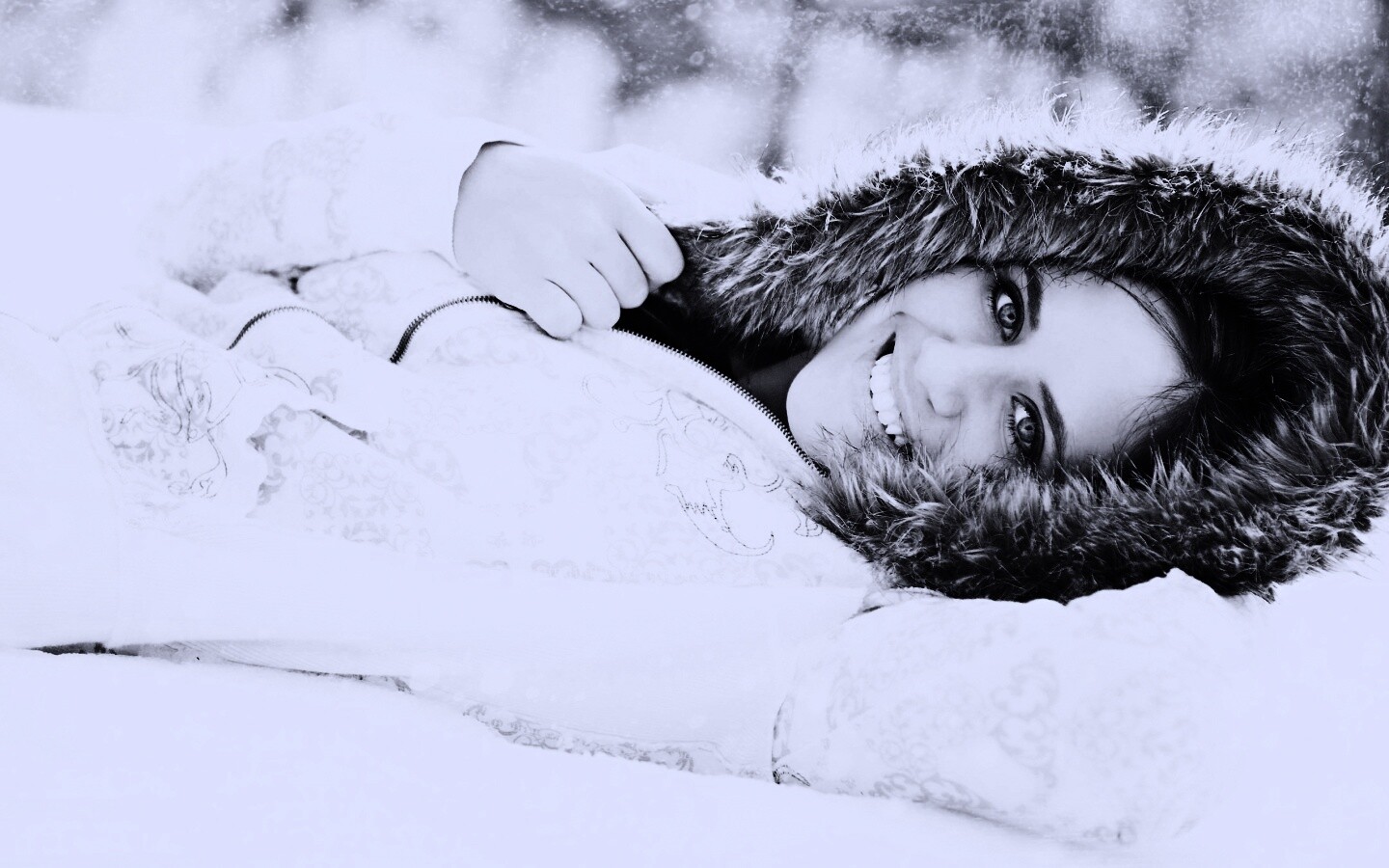 Девушка в снегу обои