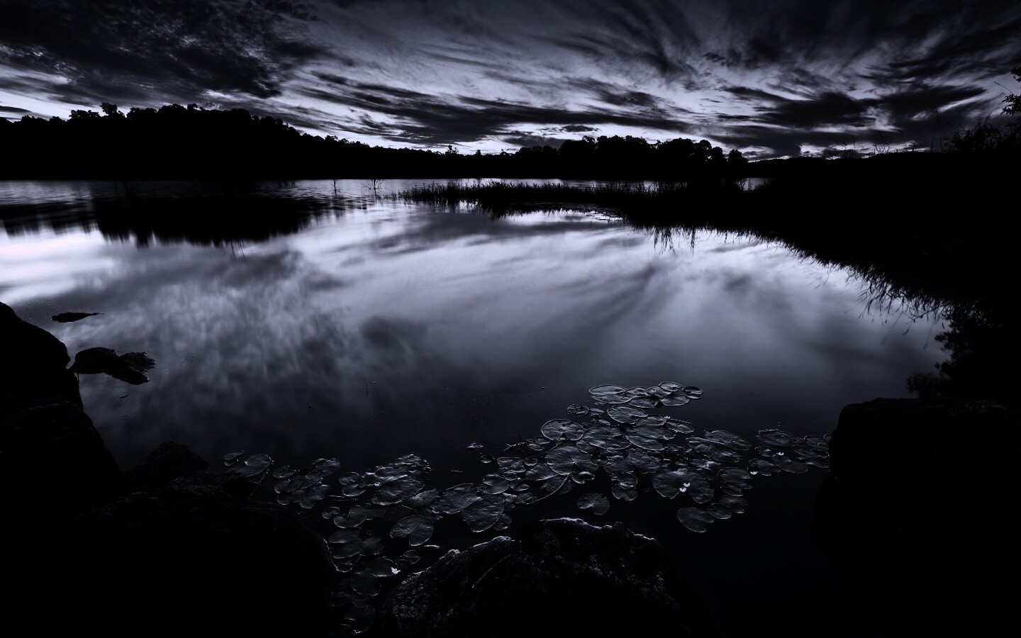 Озеро поздним вечером обои