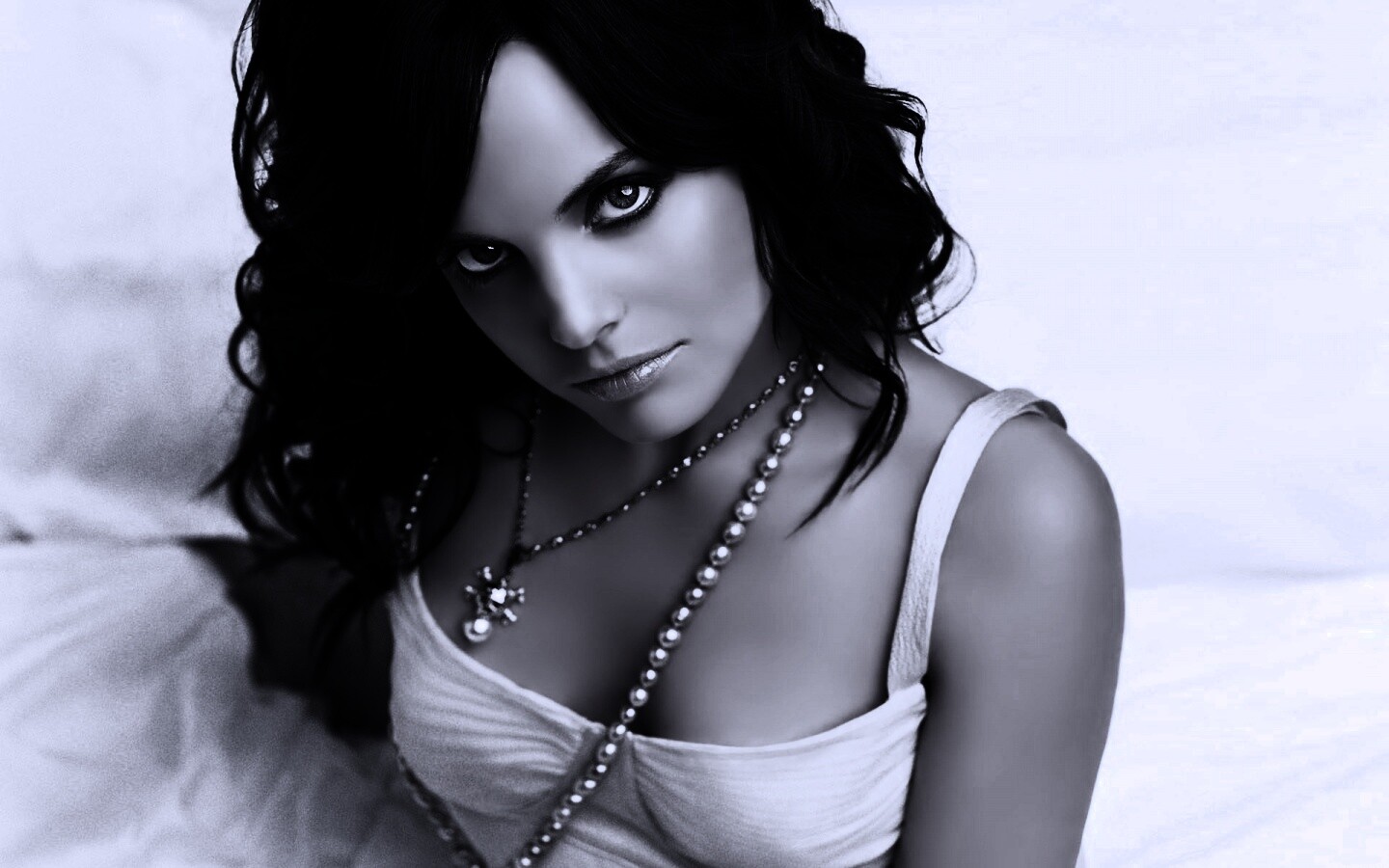 Брюнеточка с желанием в глазах обои