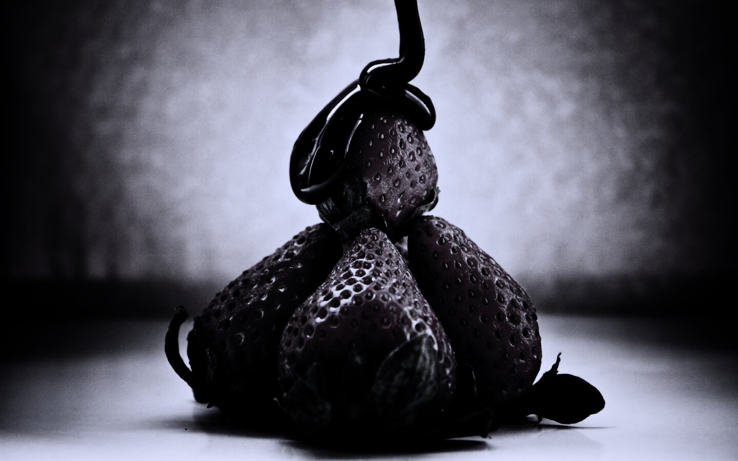 Аппетитная клубничка с шоколадом обои