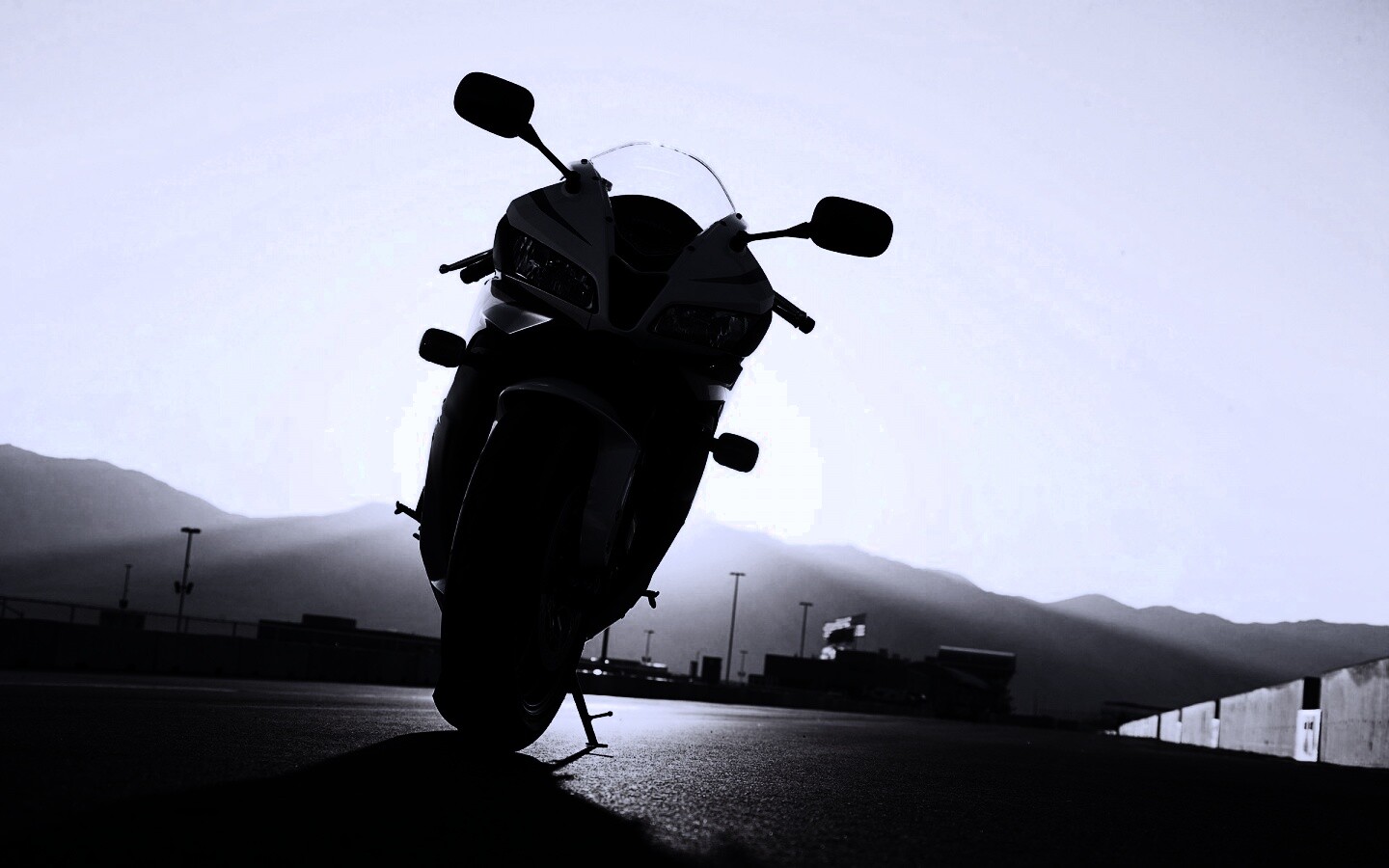 Мотоцикл на фоне заходящего солнца обои