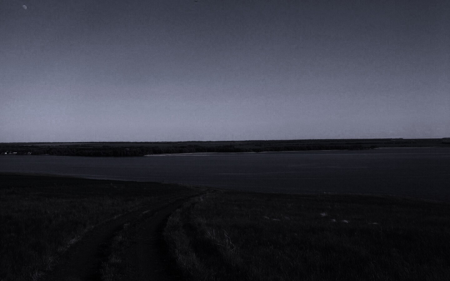 Дорога спускается к воде обои