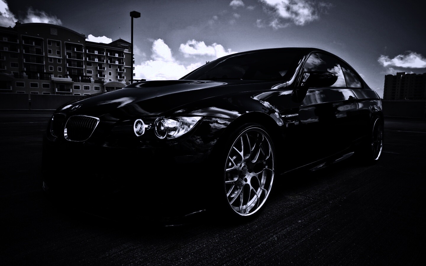 Красивый черный BMW на парковке обои