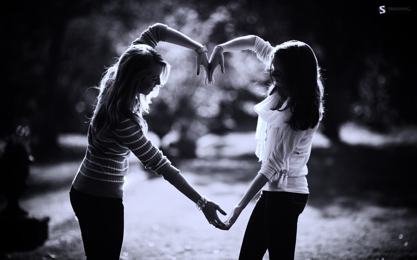 Две девушки и сердце из рук обои