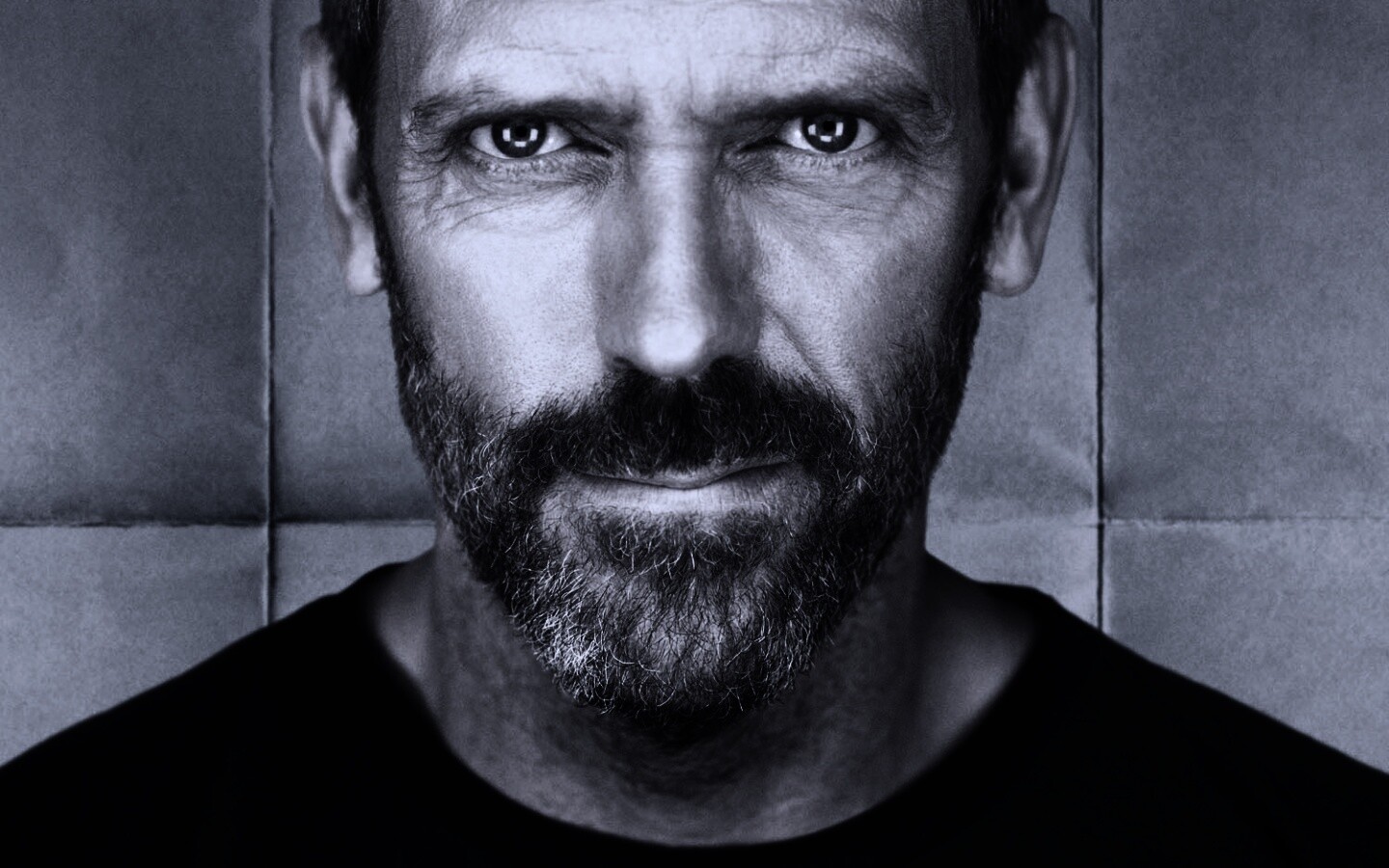 Доктор Хаус в футболке со змеями на трости обои