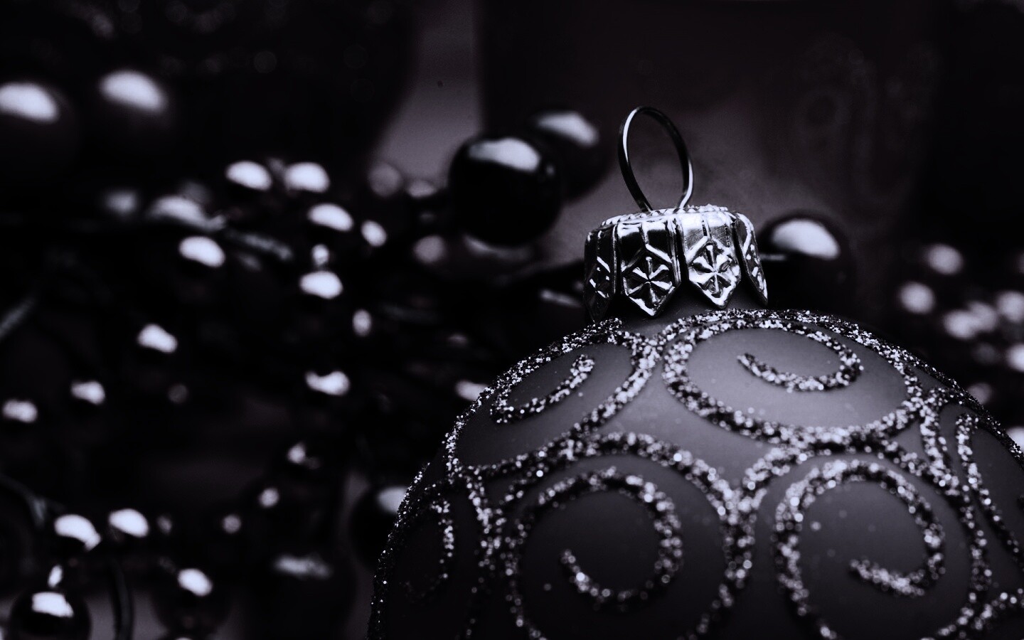 Красная ёлочная игрушка обои