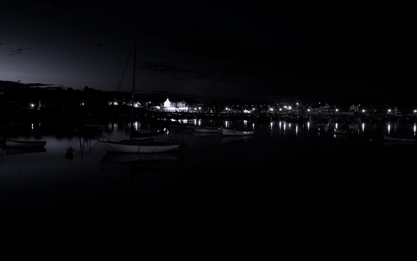 Лодки на вечерней воде обои