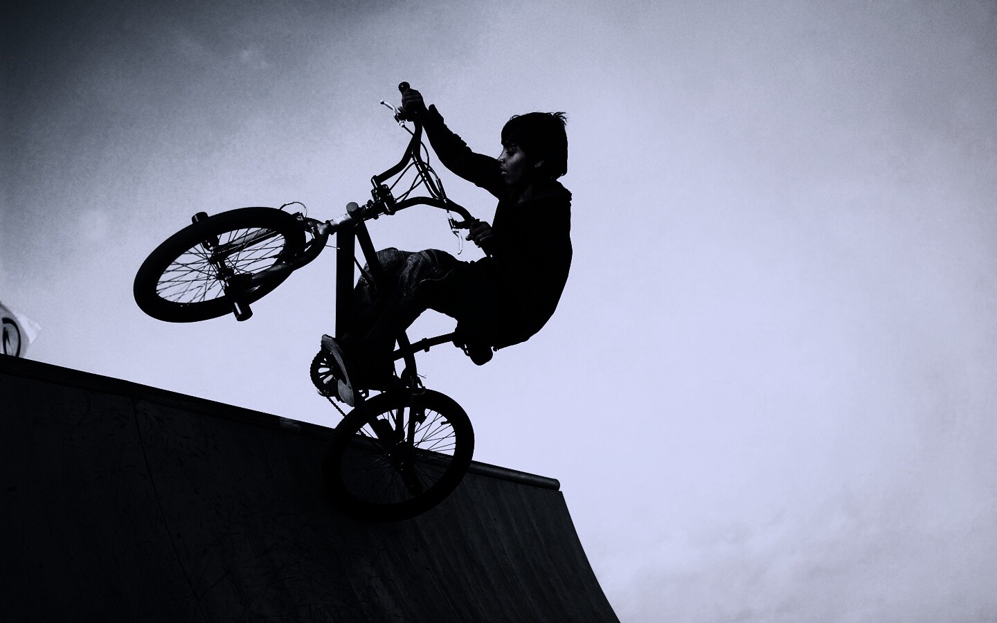 Мальчик на рампе обои