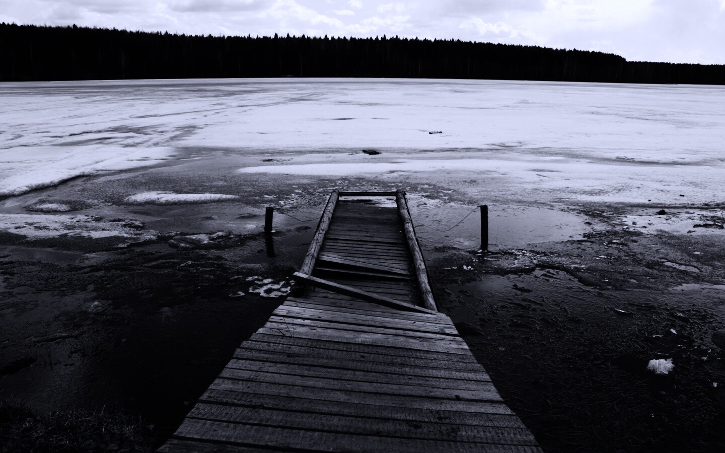 Пирс на замерзшем озере обои