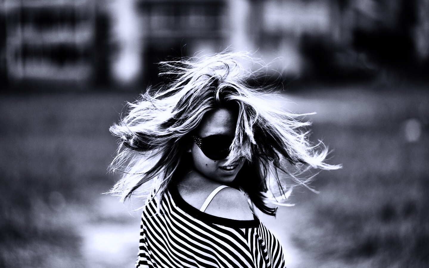 Девушка в тельняшке обои