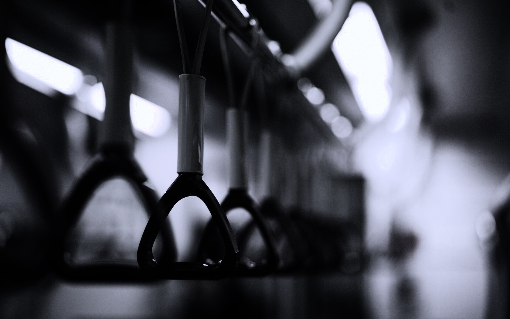 Поручни в метро обои