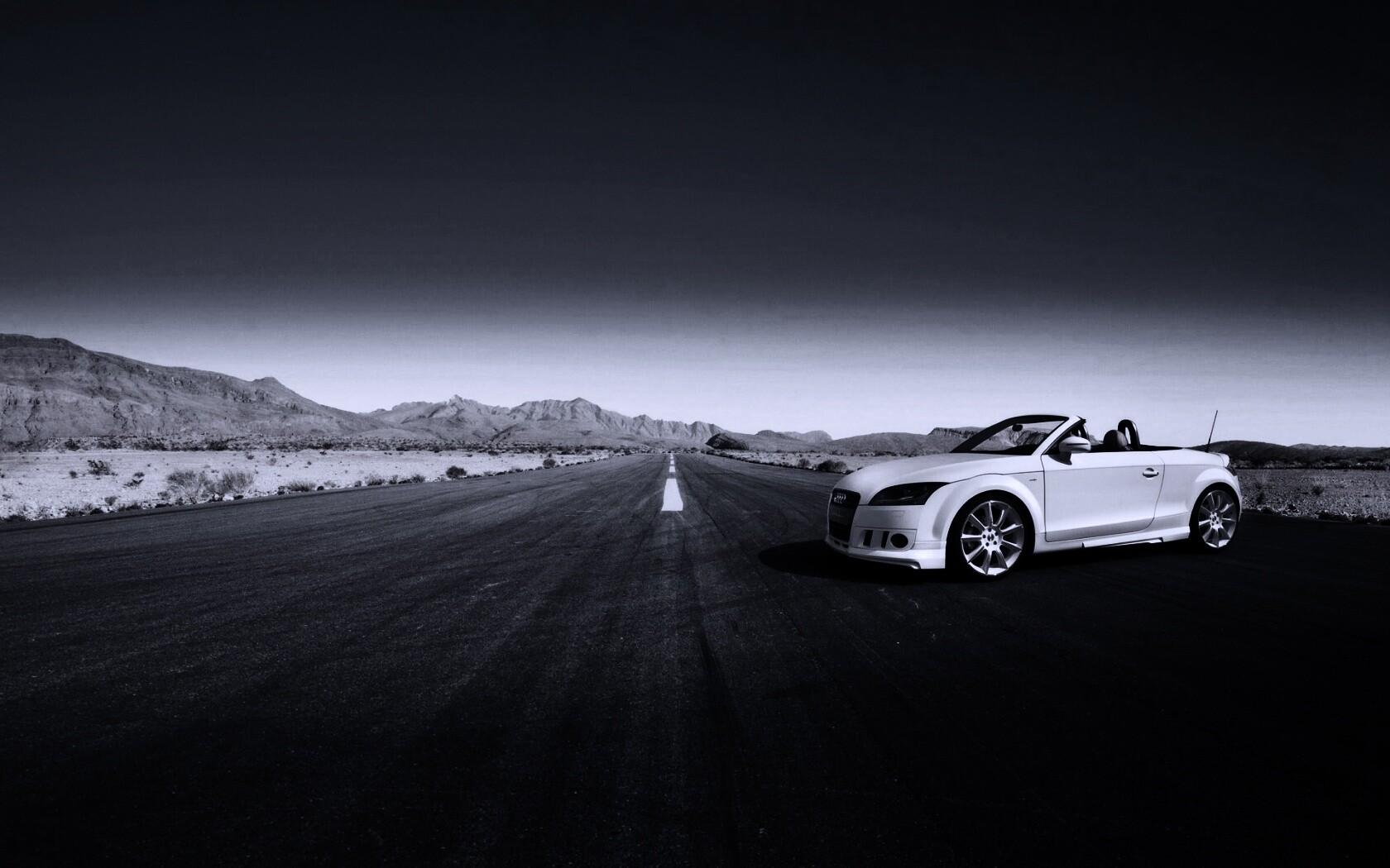 Кабриолет Ауди на пустынной дорге обои