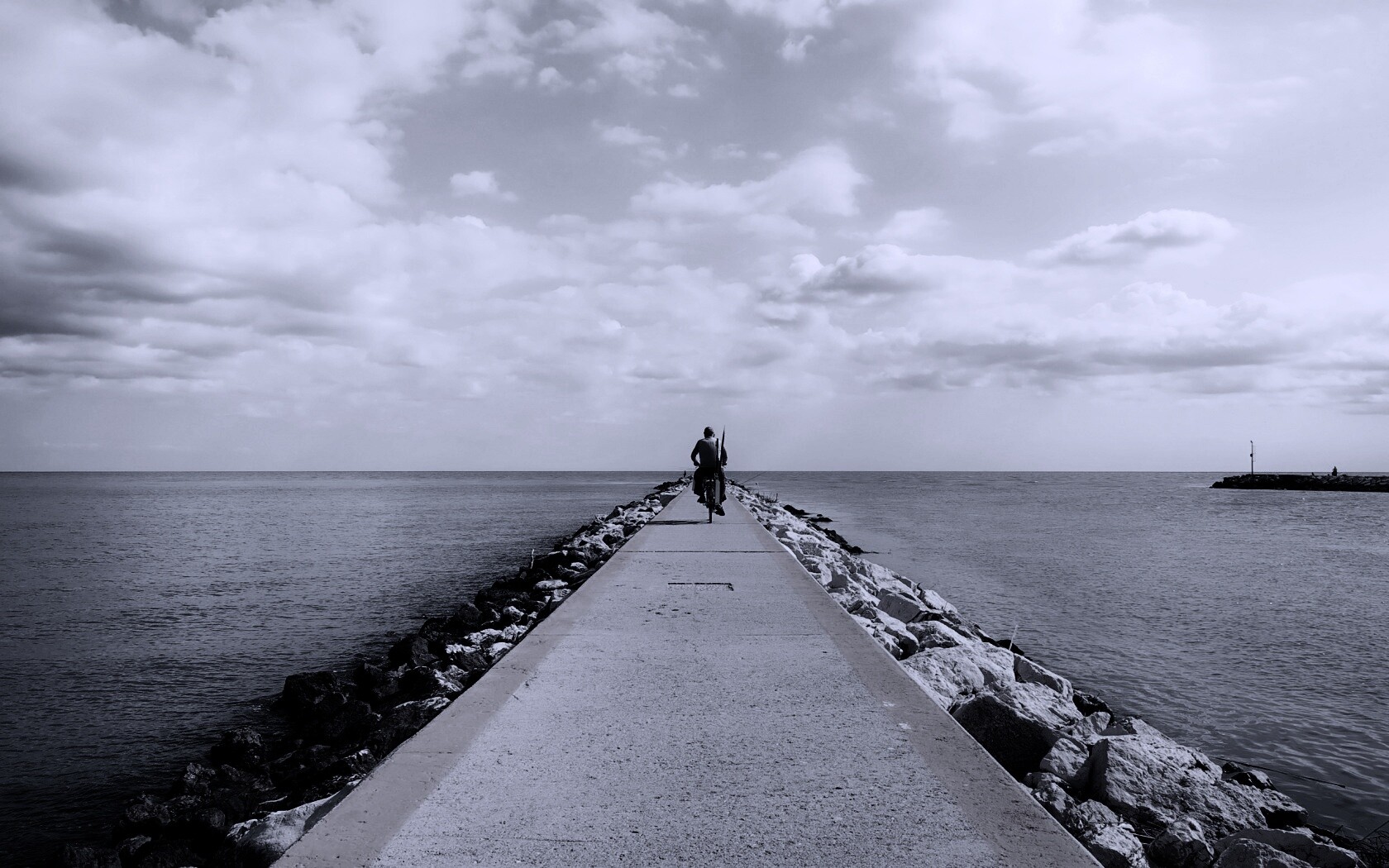 Велосепидист на волнорезе обои