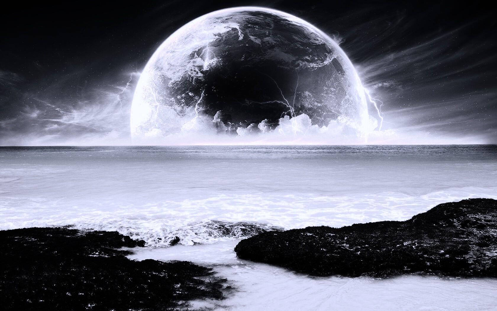 Огромная луна над океаном обои