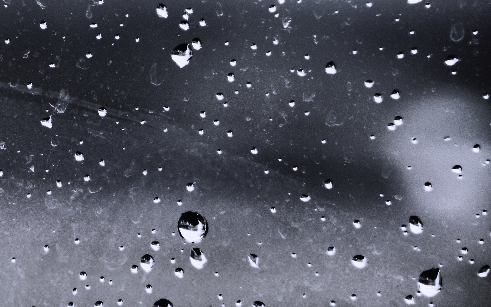 Капли на грязном стекле обои