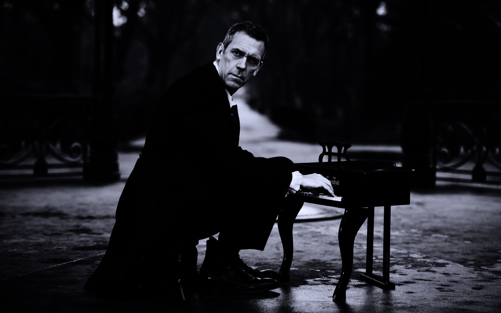 Хью Лори за маленьким роялем обои