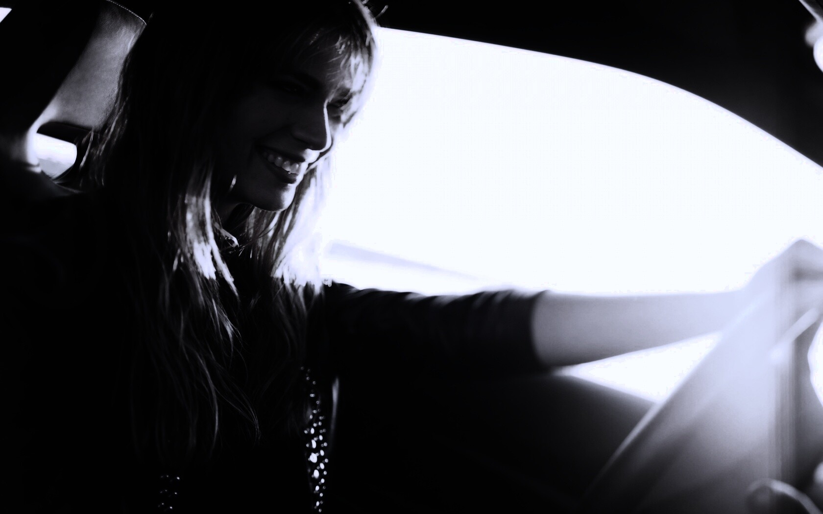 Девушка за рулем автомобиля обои