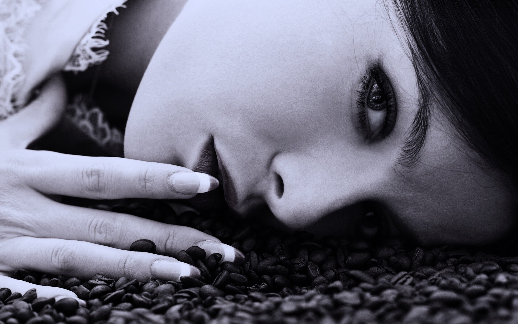 Соблазнительная девушка с кофейными зернами обои
