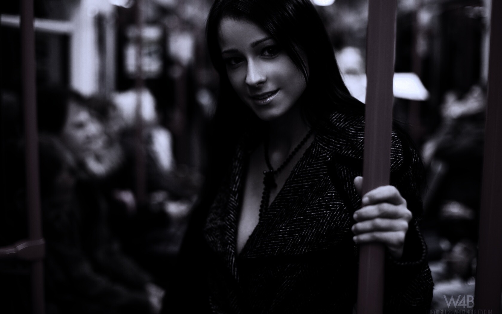 Девушка в метро обои