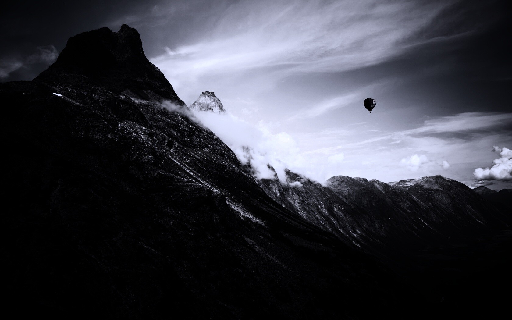 Воздушный шар в горах обои