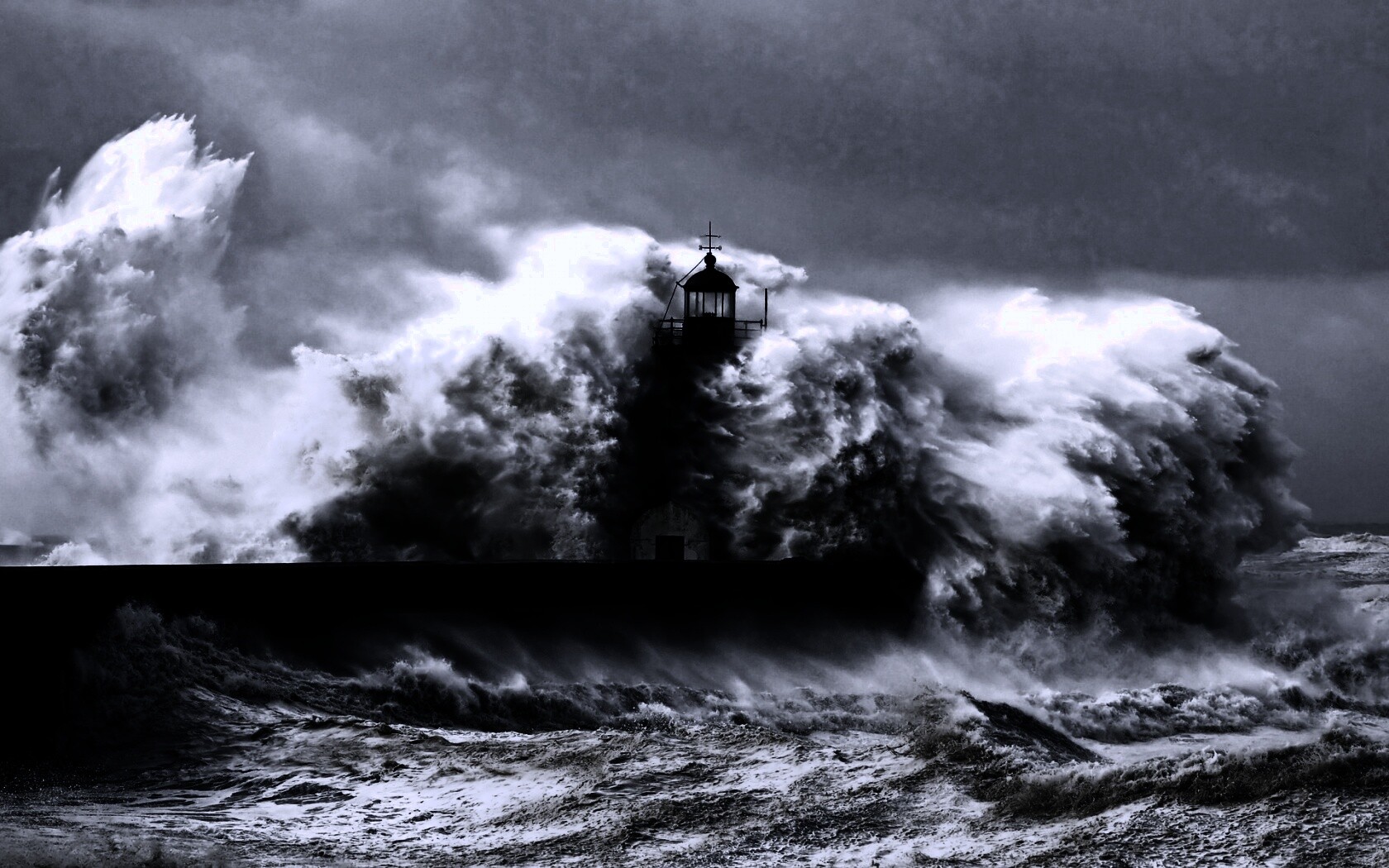 Маяк в шторм обои