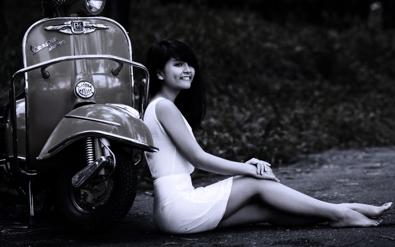 Девушка и мопед обои