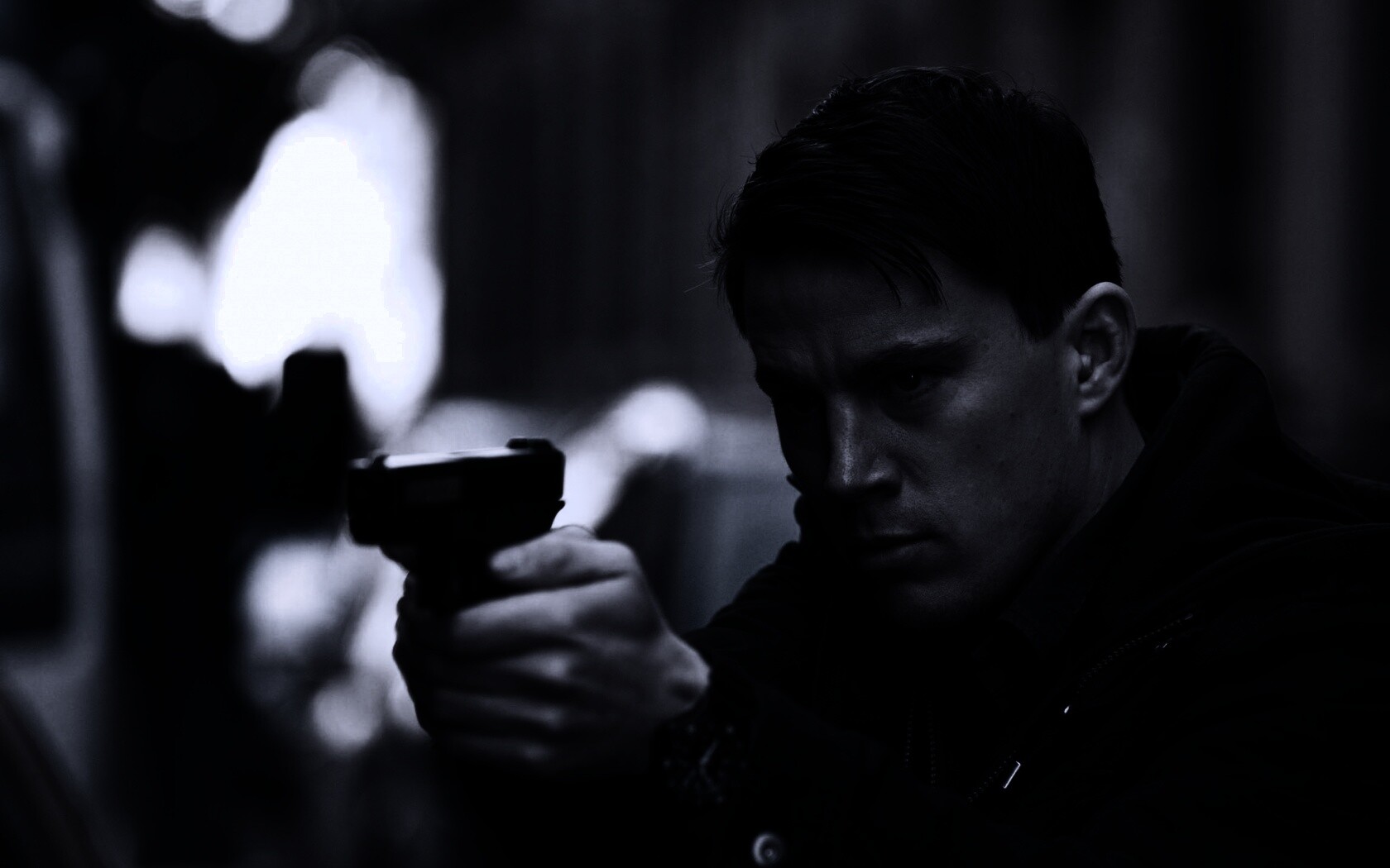 Ченнинг Татум с пистолетом обои