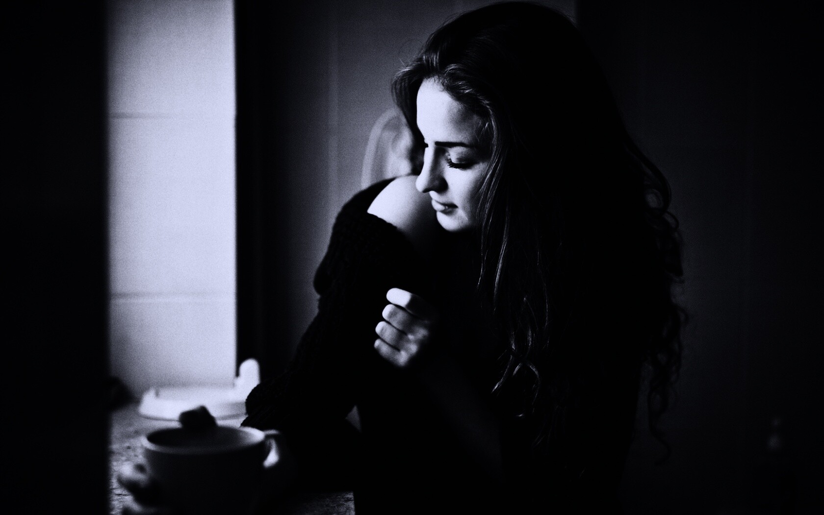 Обнаженное плечо и чашка кофе обои