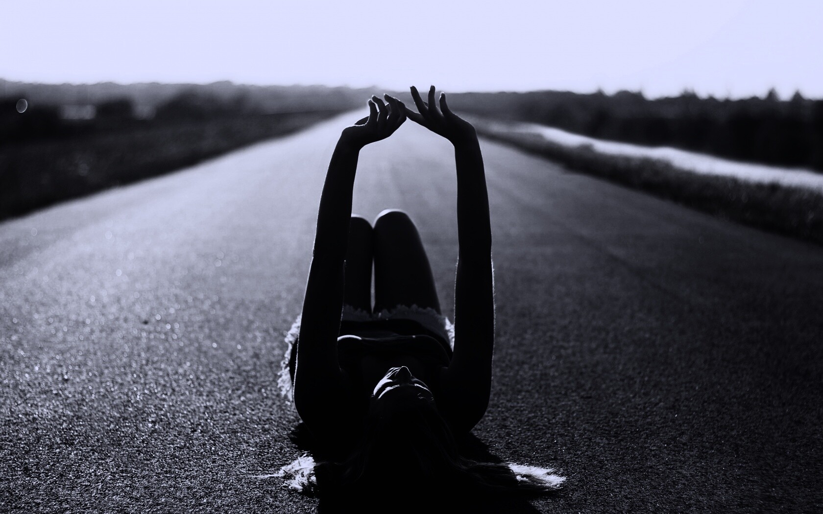 Девушка на асфальте обои