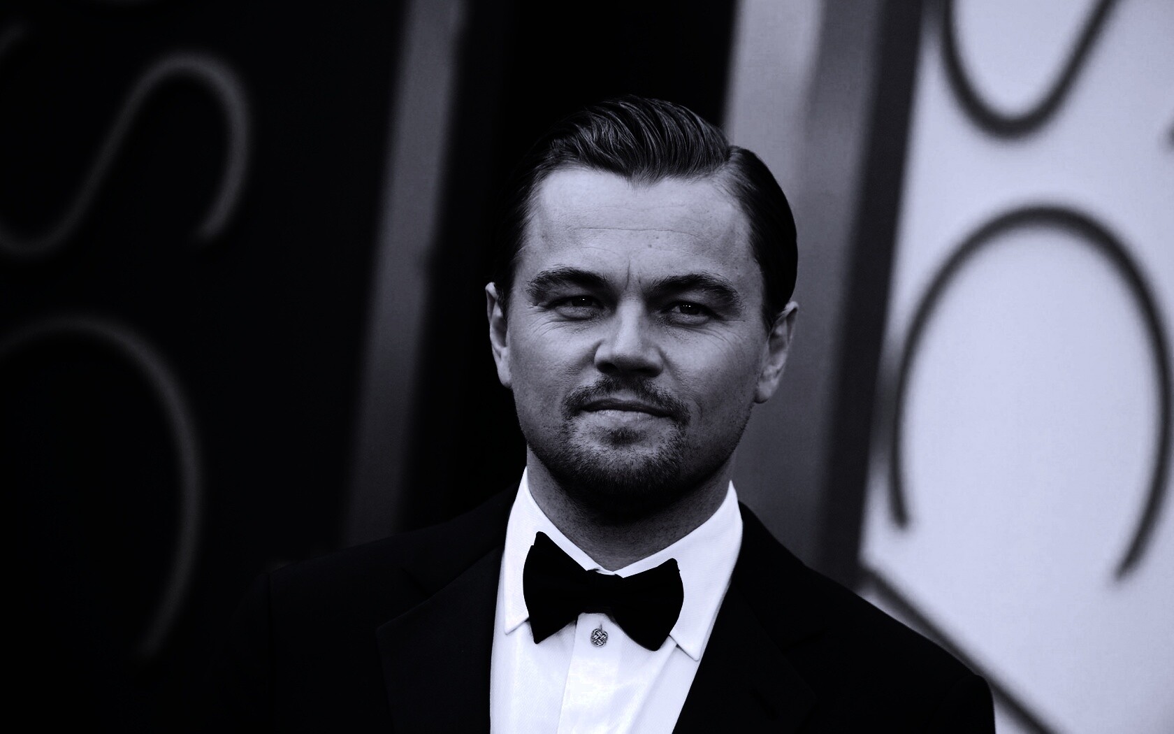 Леонардо Дикаприо в костюме обои