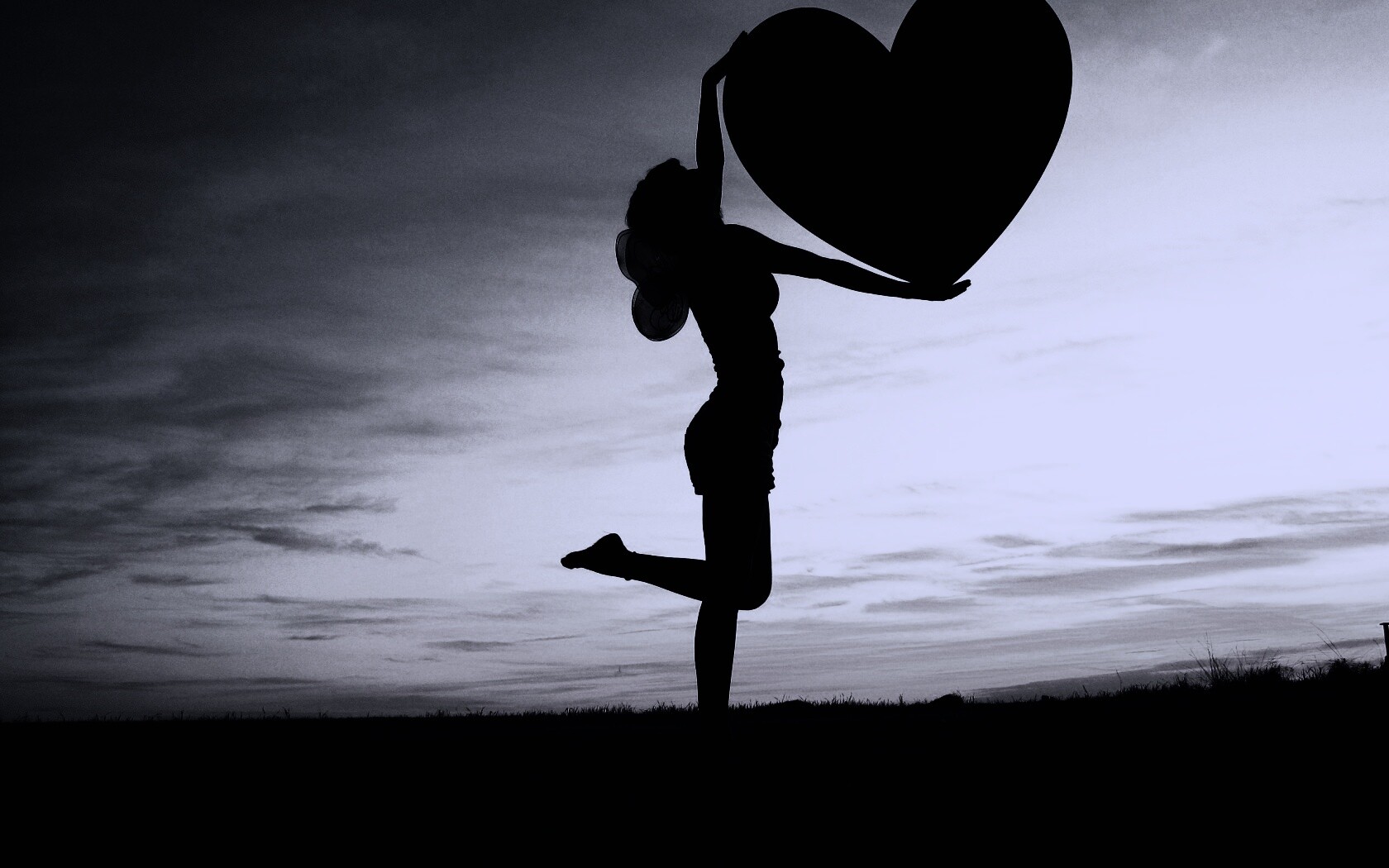 С сердцем в руках обои