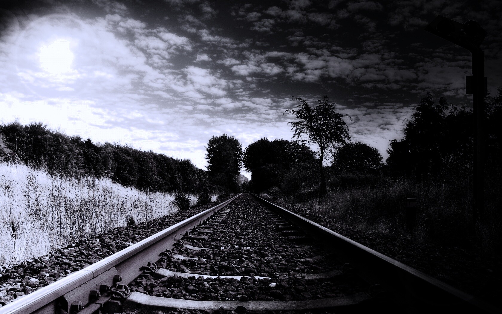 Уходящие в даль рельсы обои