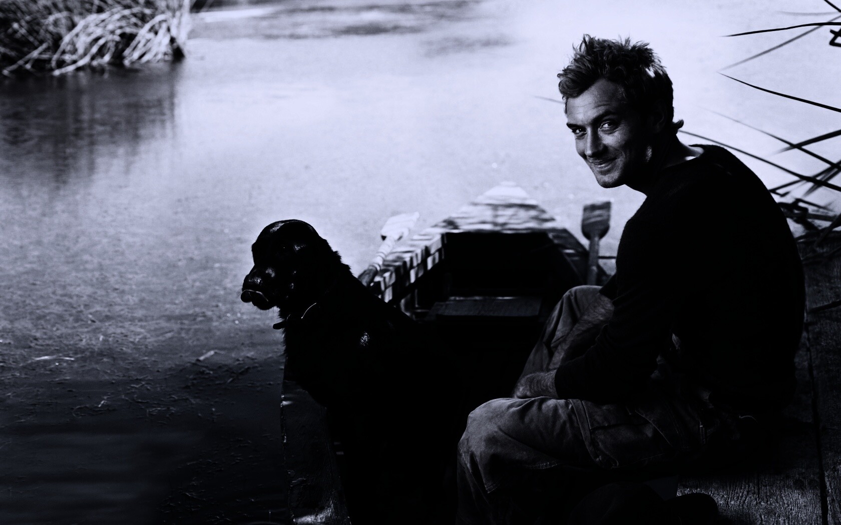 Джуд Лоу на лодке обои