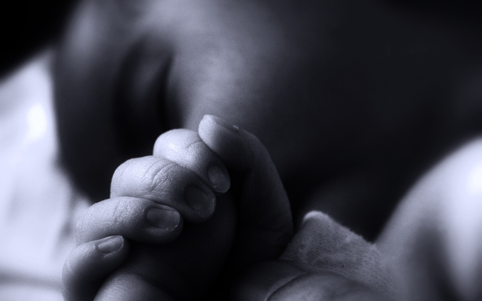 Младенец держит палец обои