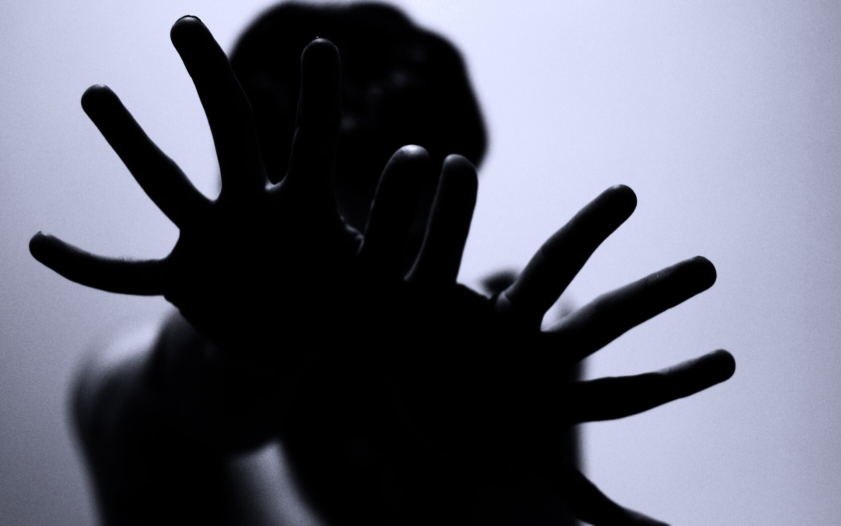 Руки тянутся к тебе обои