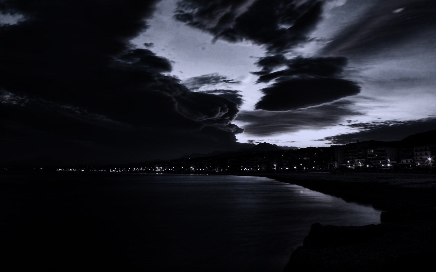 Красивый закат над городом у моря обои