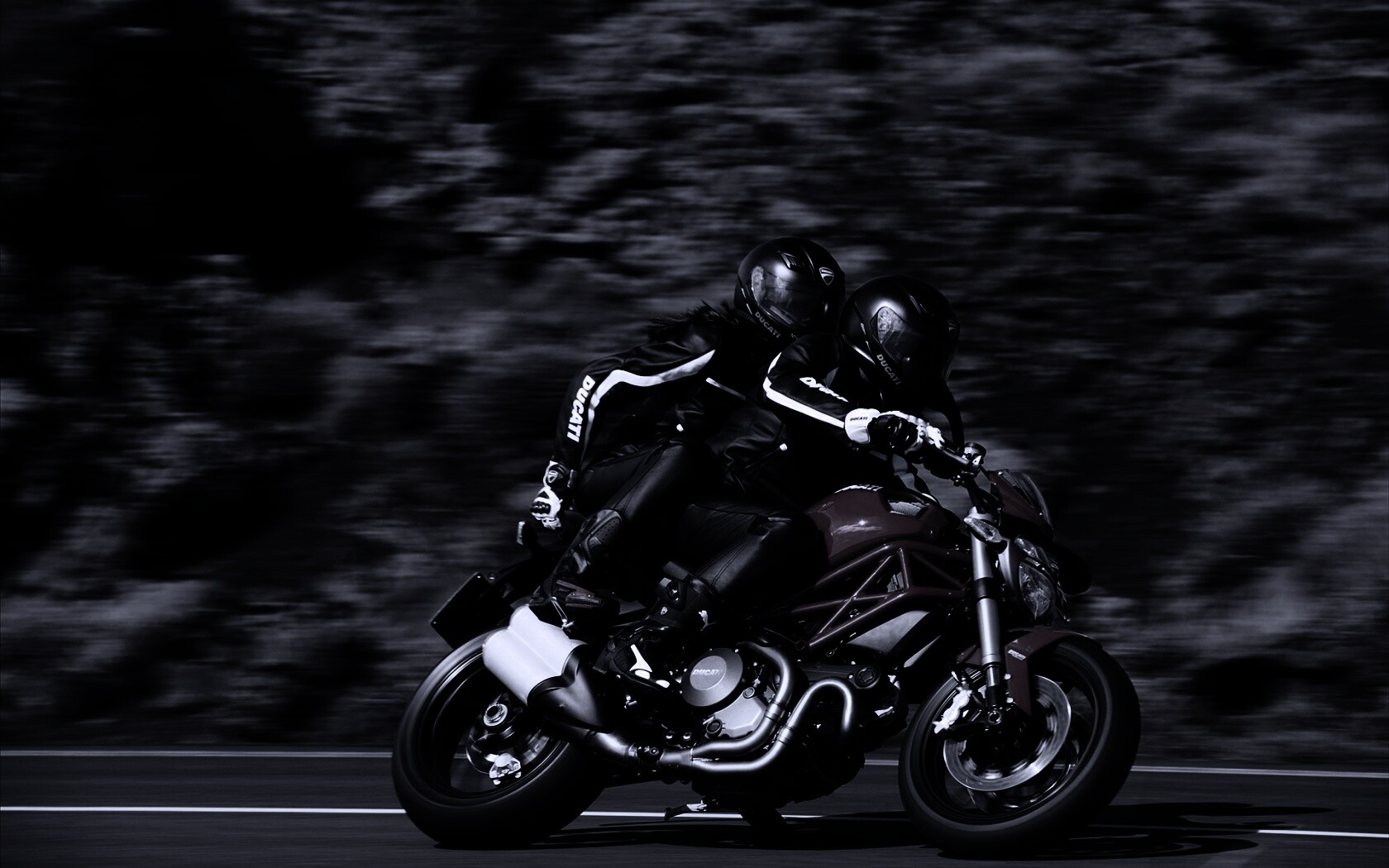 Байкер с девушкой на мотоцикле обои