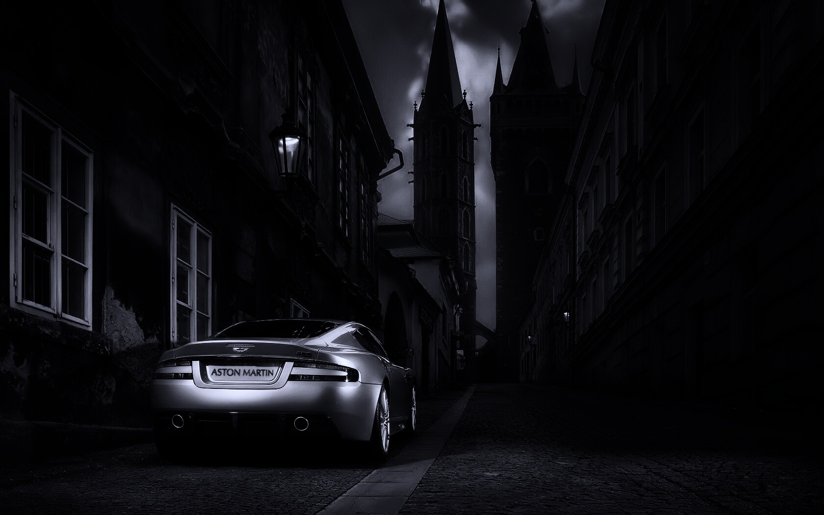 Aston Martin в старинном городе обои