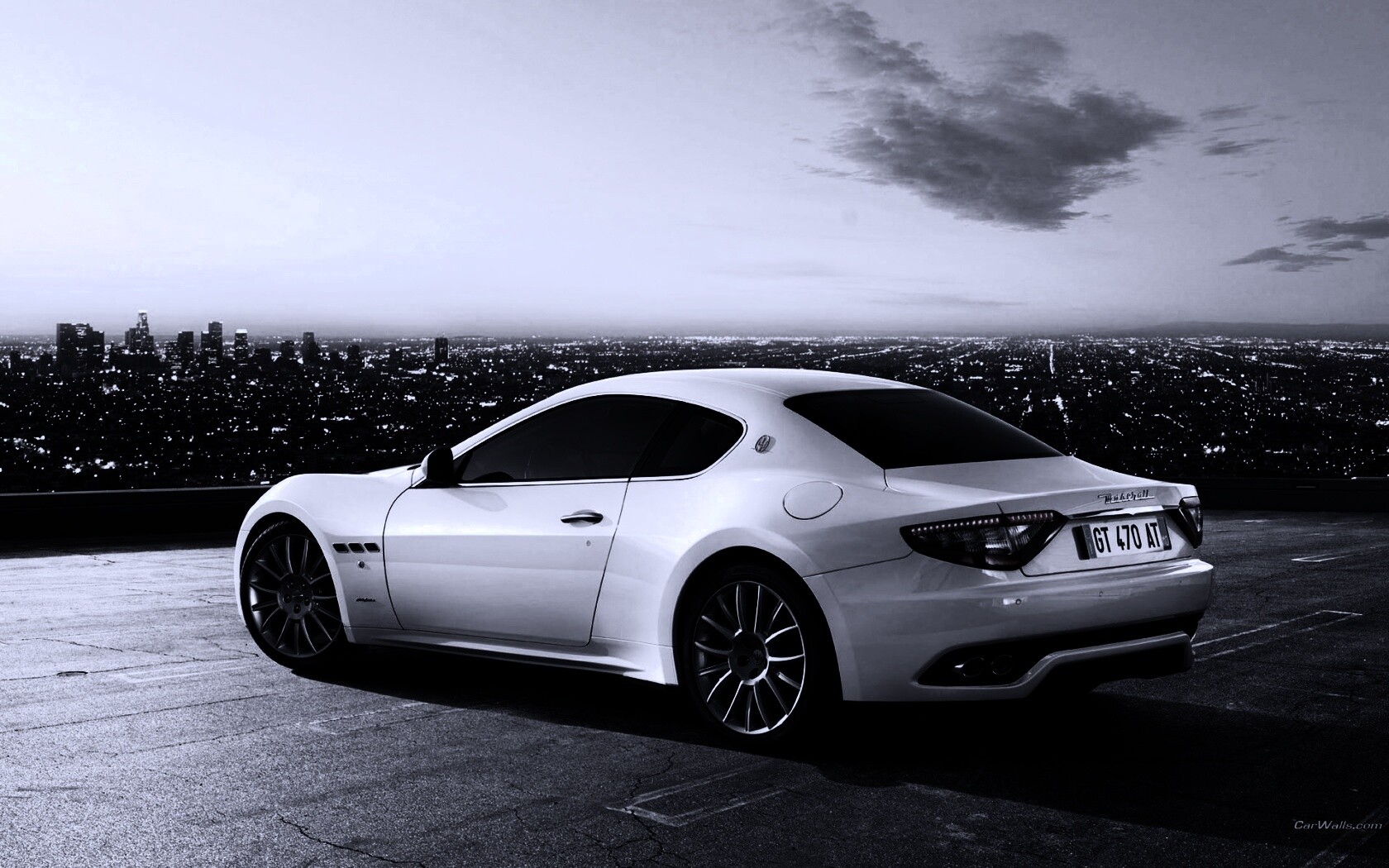 Maserati Granturismo на фоне города обои