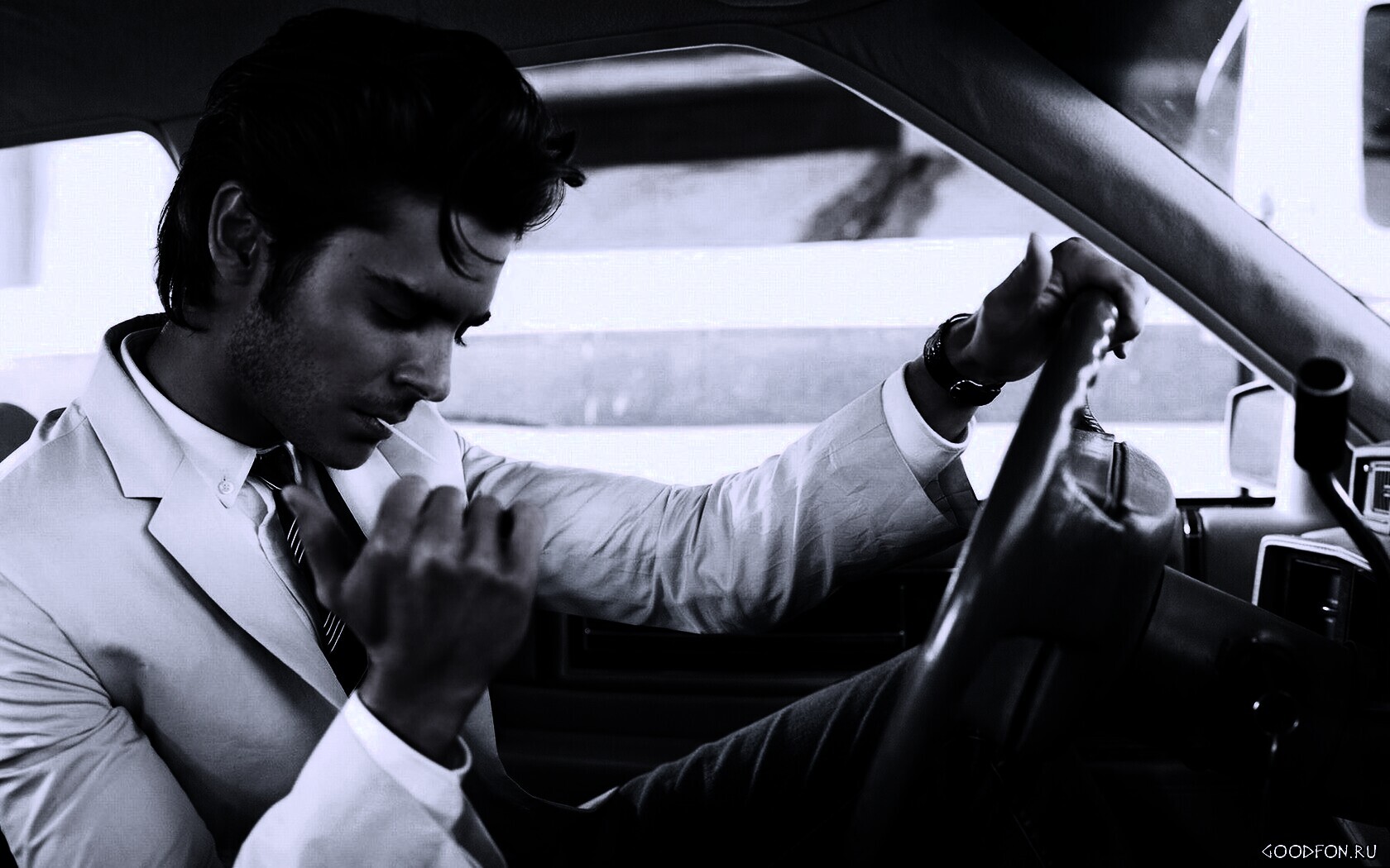 Мужчина прикуривает в машине обои