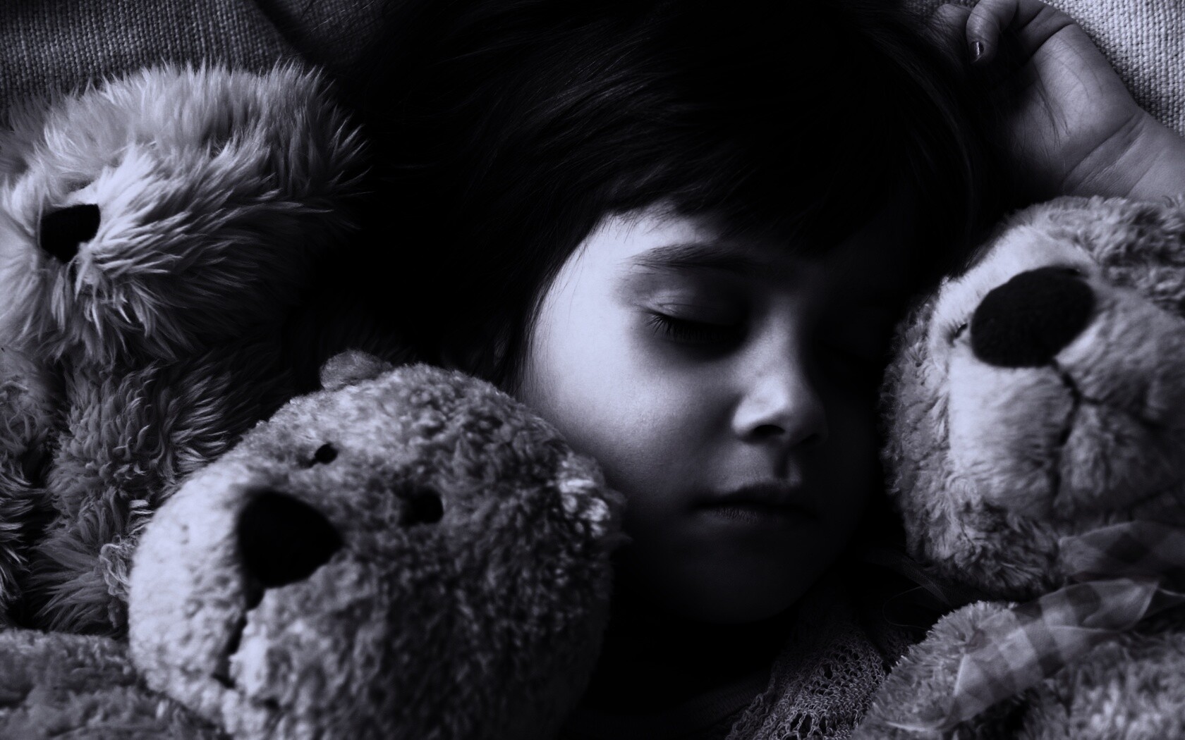 Девочка спит с мишками в обнимку обои