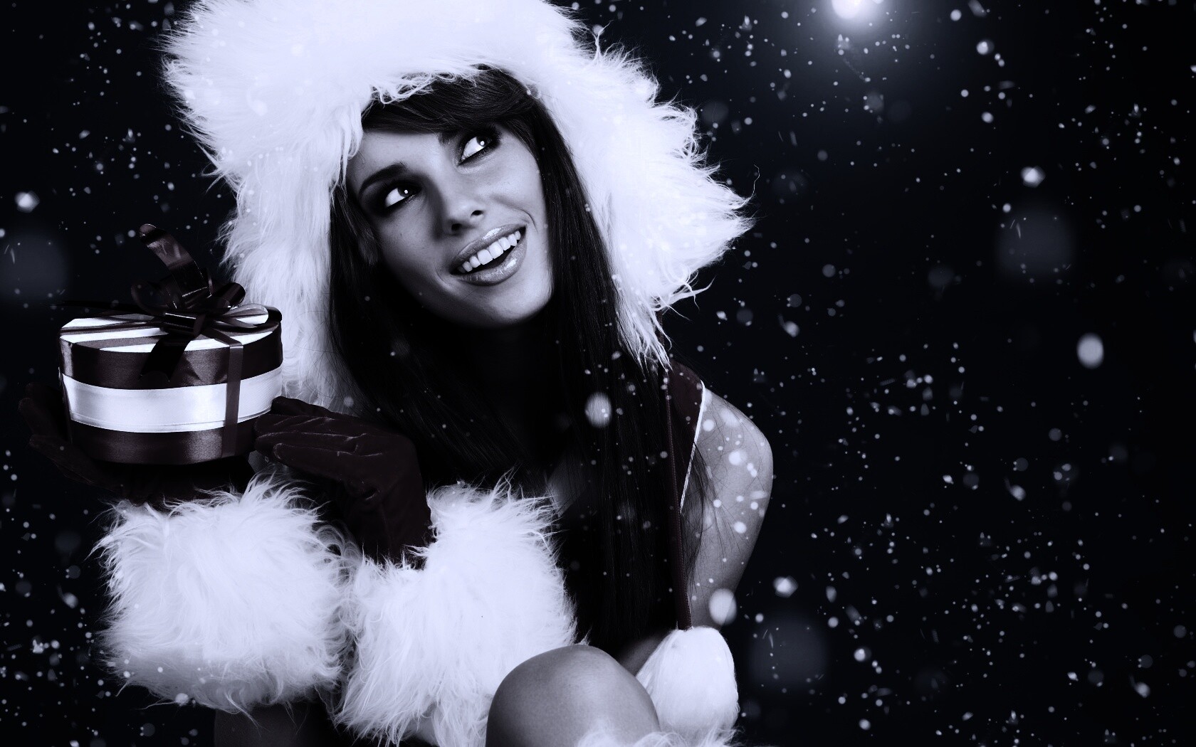 Девушка с новогодним подарком обои