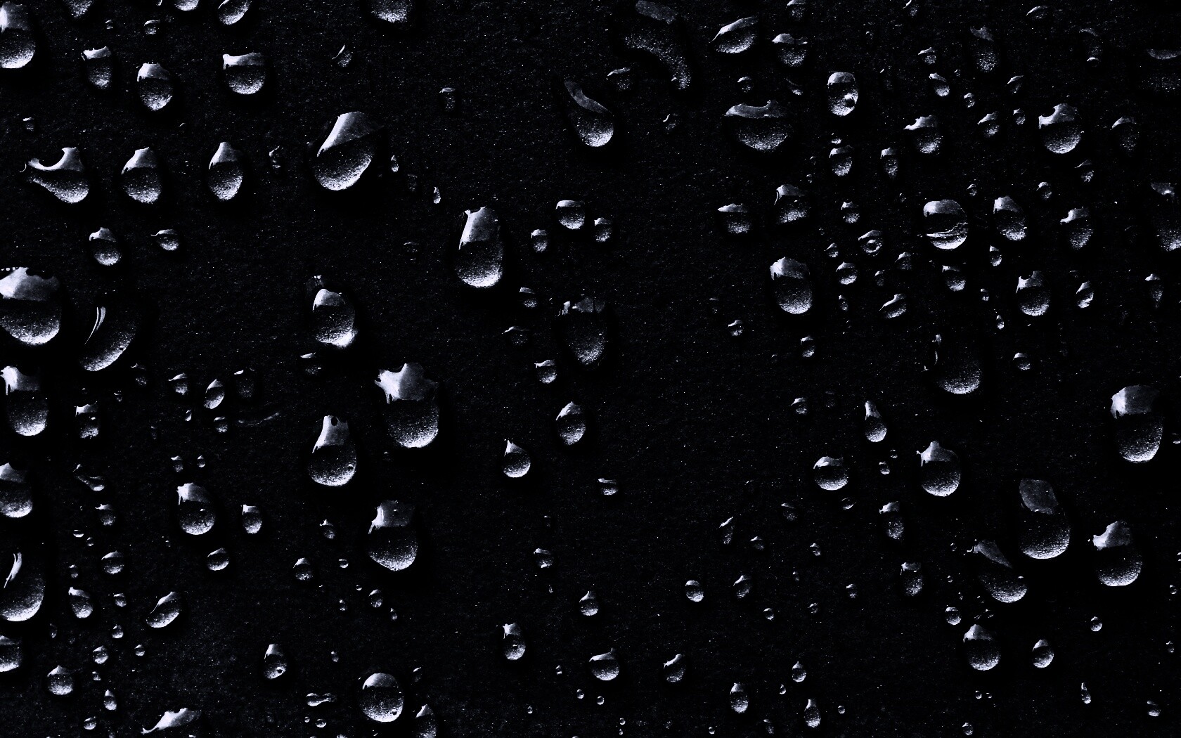 Капли воды на темной поверхности обои