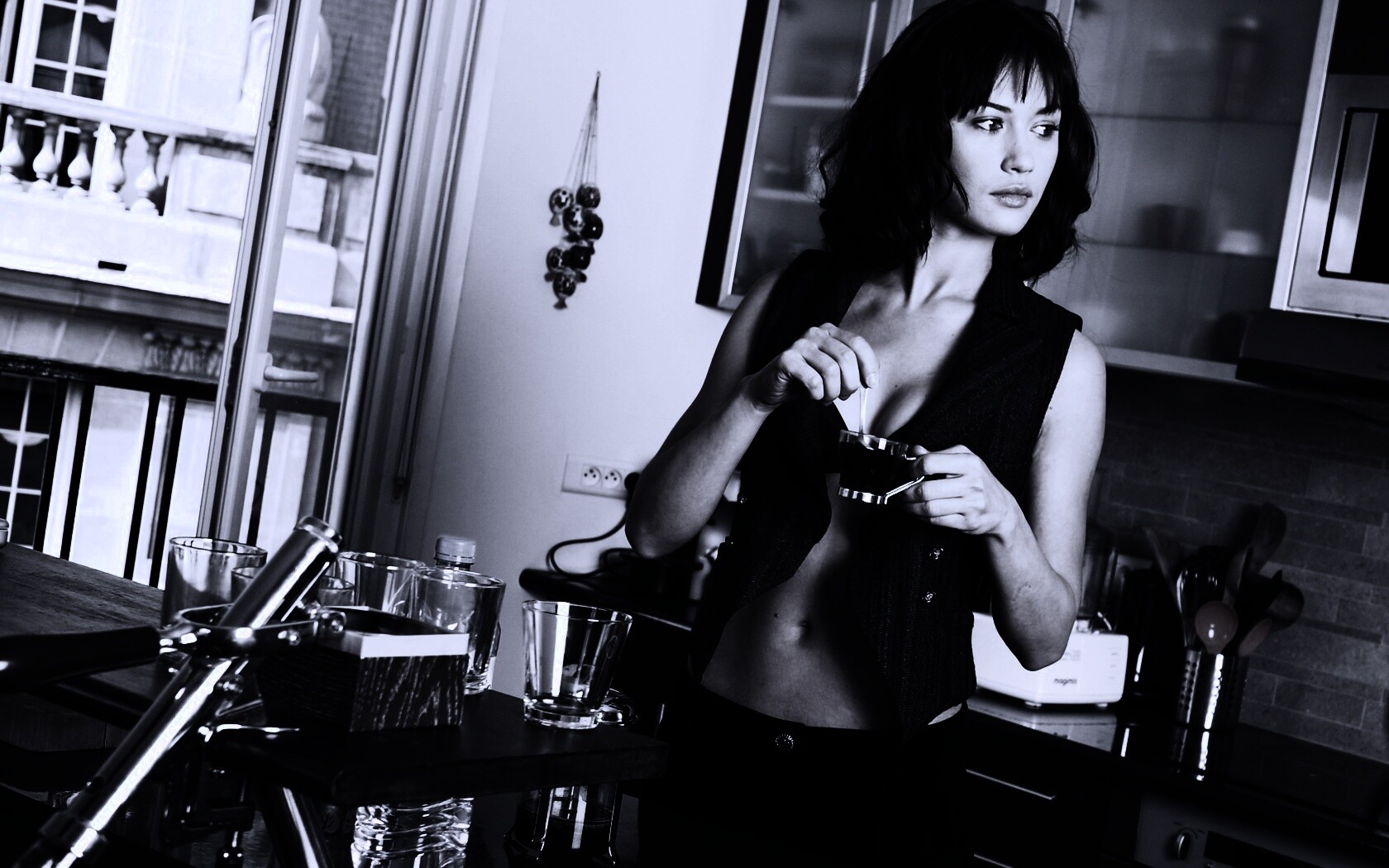 Ольга Куриленко пьет кофе обои