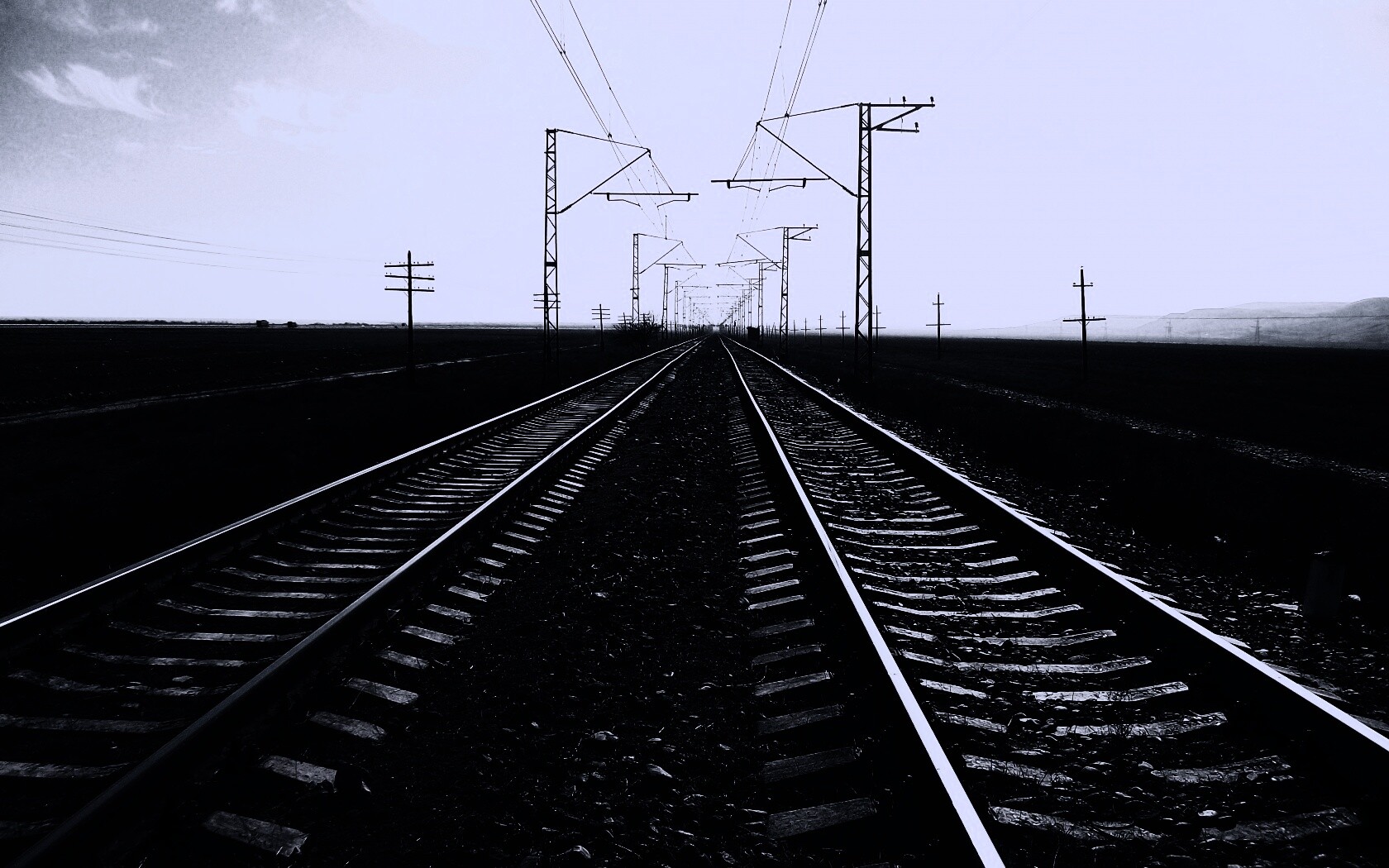 Железная дорога уходит вдаль обои