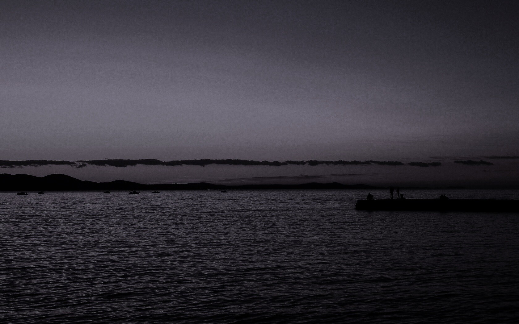 Одинокая пристань на озере обои